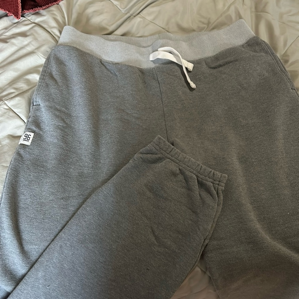 Women’s gray Under Armour jogger sweatpants size large